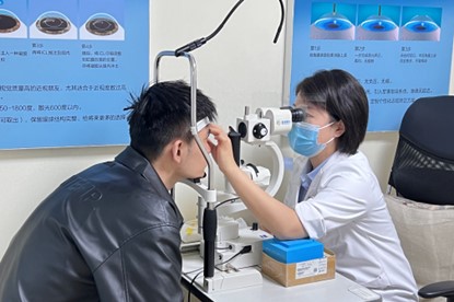 醫生為患者進行眼部檢查。重慶普瑞眼科醫院供圖