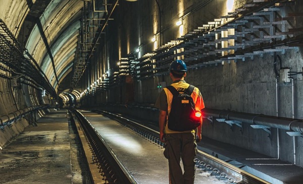 線路工陸勇軍深夜在軌道線上巡道。田芝銘攝