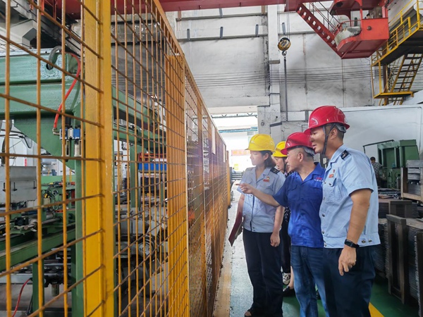 沙坪壩區稅務人員來到重慶紅旗彈簧有限公司車間，了解生產工藝流程，宣講稅費優惠政策。王海渝攝