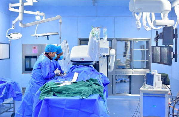 于長青團隊開展冠狀動脈介入治療