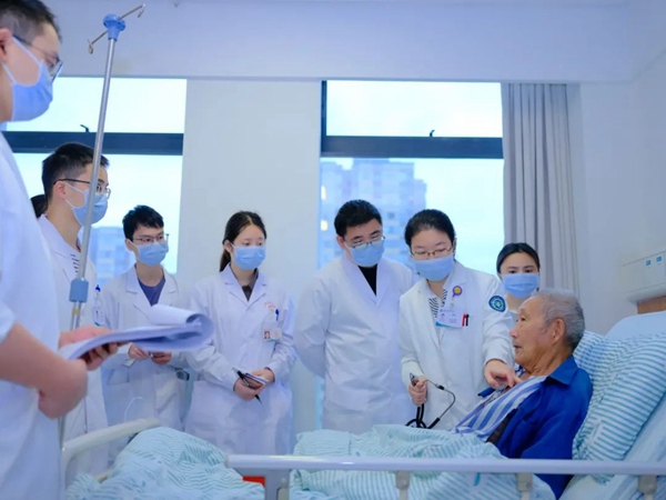 心血管內科青年醫生謝鳳正在開展教學查房