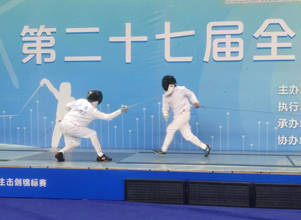 重慶理工大學擊劍隊男子團體決賽中。重慶理工大學供圖