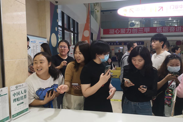 群眾咨詢中國人壽一站式服務窗口。璧山區婦幼保健院供圖