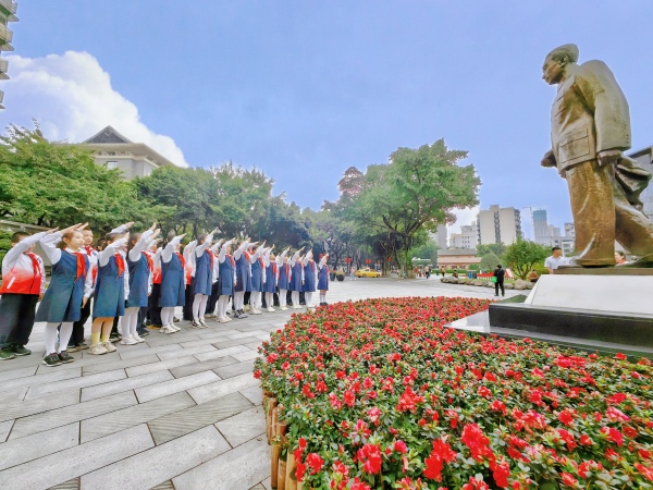 渝中區解放西路小學“紅色少年行”主題研學活動走進中山四路（資料圖）。渝中區教委供圖