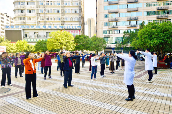 醫務人員教授老人養身操 。陶涵攝
