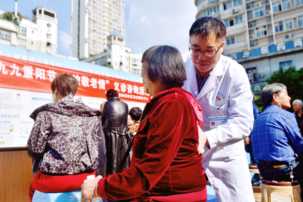 為老人提供推拿等中醫適宜技術治療。陶涵攝