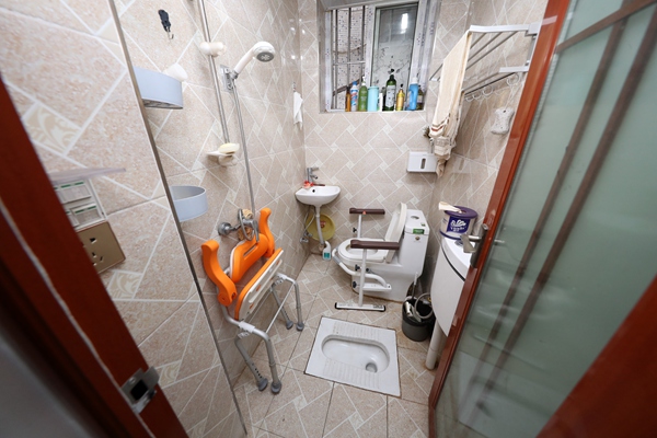 沙坪壩區居家適老化改造，為腿腳不便的空巢老人改造衛生間。重慶市民政局供圖