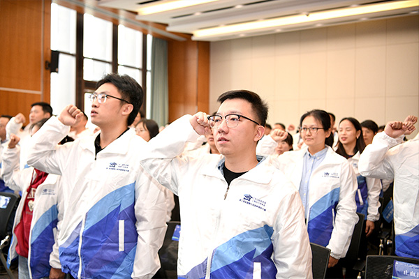 參賽選手宣誓。重慶市人力社保局供圖