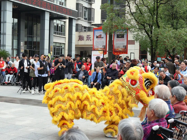 重慶理工大學的學生們為老人帶來醒獅表演。重慶市第一社會福利院供圖