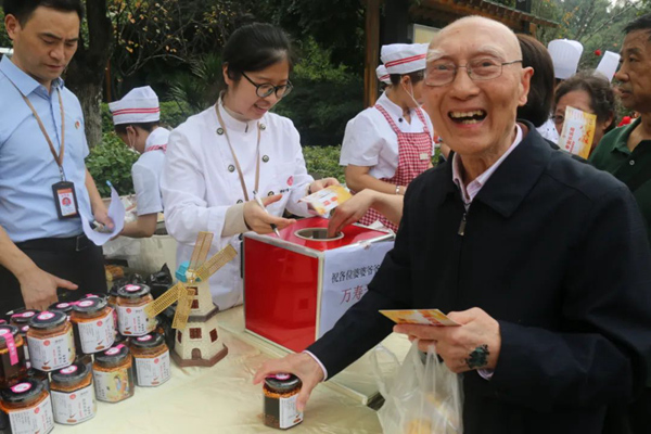 老人們參與游戲抽獎。重慶市第一社會福利院供圖