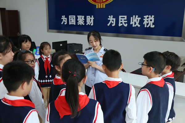 活動中，開州區稅務人員與同學們互動。趙詩琪攝