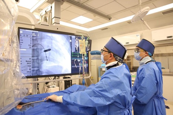 耿召華（左）為患者進行手術。重慶手術醫院供圖