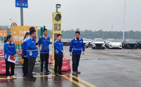 公司主要負責人基層一線辦公。長安民生物流供圖