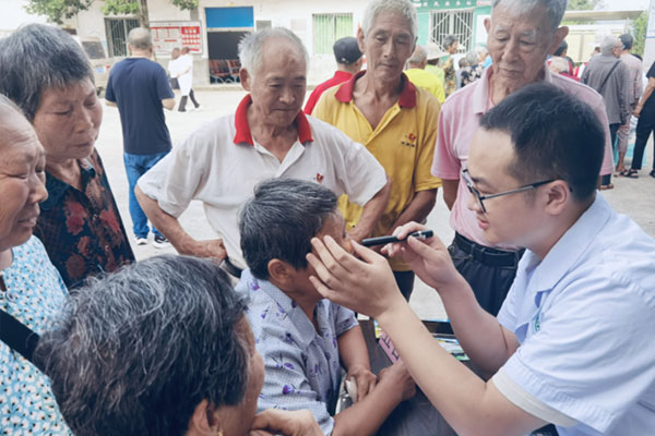 開展義診活動。長壽區衛生健康委供圖