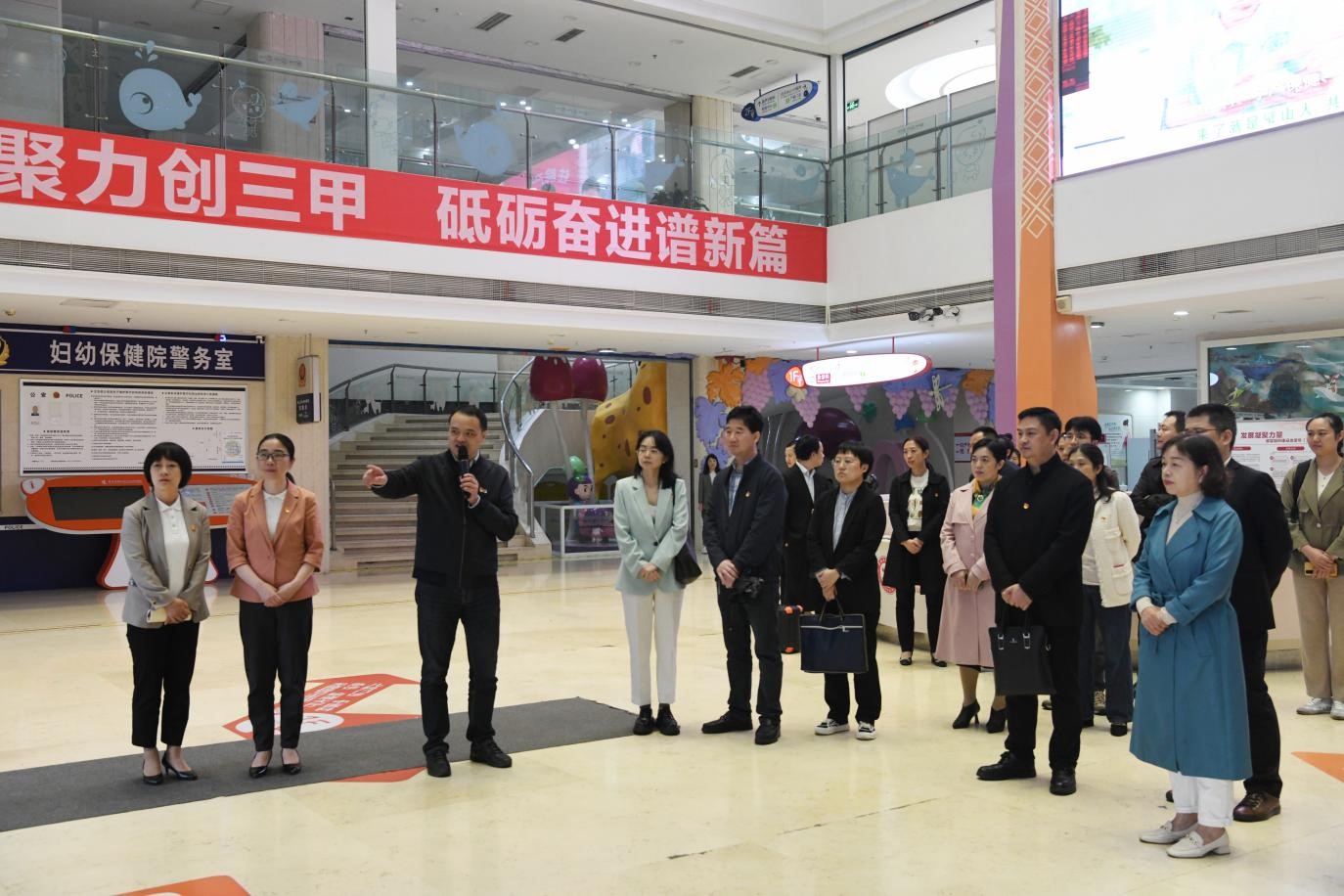 璧山區婦幼保健院黨委書記黃杰介紹醫院黨建陣地。璧山區婦幼保健院供圖