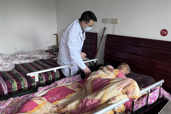 詢問健康狀況。璧山區第二人民醫院供圖