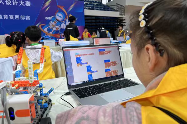 編寫程序。西南大學供圖