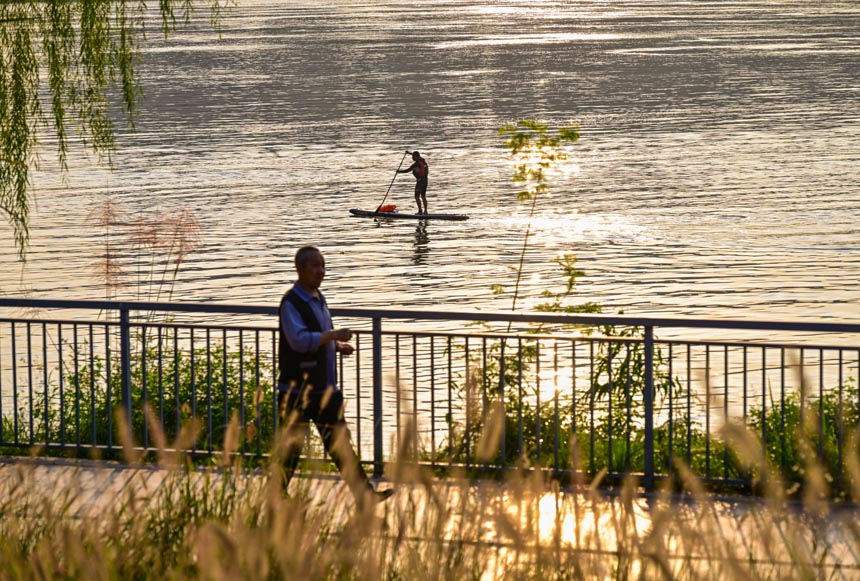 南岸區大魚海棠公園，市民在濱江步道漫步。郭旭攝