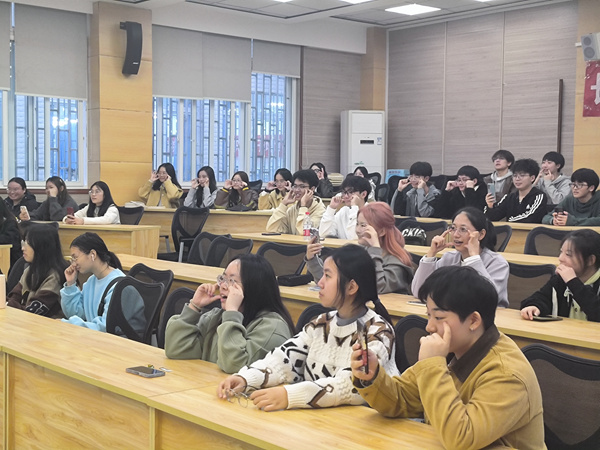 學生在老師的指導下練習微笑。主辦方供圖。