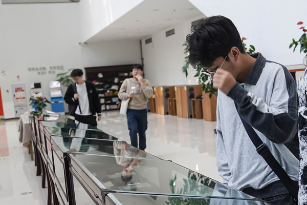 師生參觀茶文獻。西南大學供圖