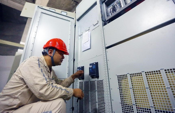 國網重慶市區供電公司員工正在對新裝設備進行調試。劉侃攝