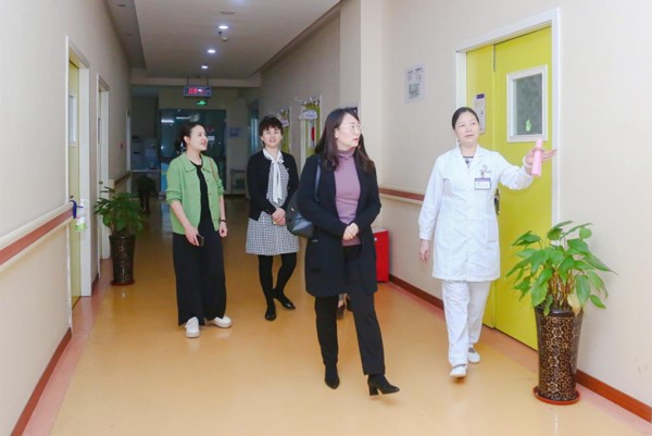 顏耀華參觀醫院。重慶安琪兒婦產醫院供圖