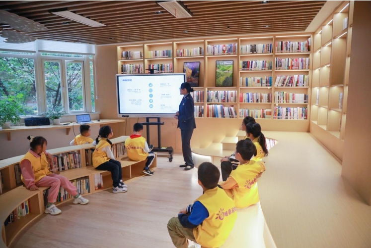 在沙坪壩區稅務局“沙稅紅”文化展廳，稅務人員正在講解稅收知識。何獻攝