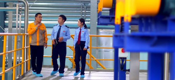 潼南區稅務人員走訪重慶檬泰生物科技有限公司，講解稅收優惠政策，解答企業涉稅疑問。彭廣健攝