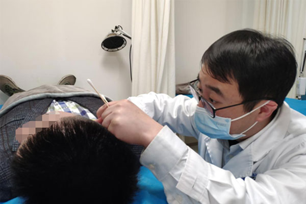 為患者治療。重慶仁品耳鼻喉醫院供圖