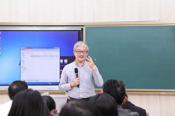 陳新忠點評。重慶市第一實驗中學供圖