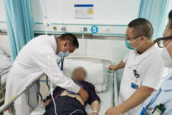 秦峰為患者查體。石柱縣人民醫院供圖