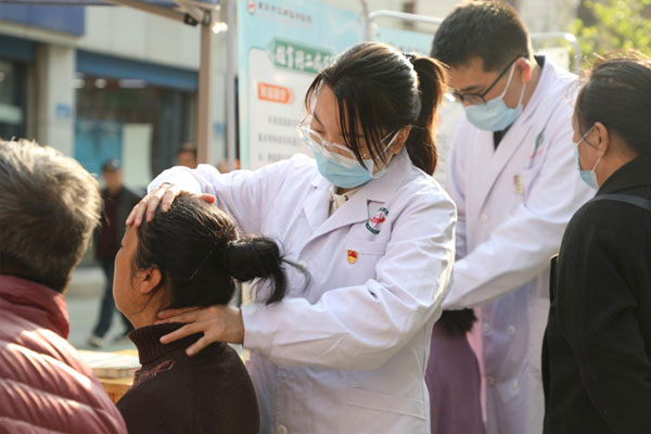 送醫送健康活動。江津區中醫院供圖