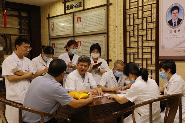 江津區中醫院全國名中醫龐國明為糖尿病患者開展中醫藥特色診療服務。江津區中醫院供圖