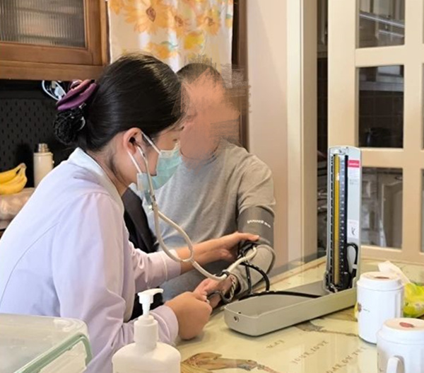 醫護人員為彭爺爺檢查身體。重慶道格骨科醫院供圖