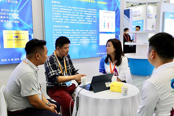 參展企業在進行業務溝通。重慶市人力資源開發服務中心供圖