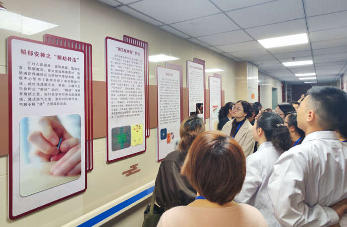 學員們正在參觀睡眠技師實訓基地。