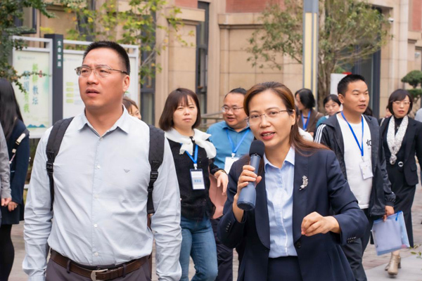 肖猷莉帶領專家們參觀校園。新村致遠實驗小學供圖