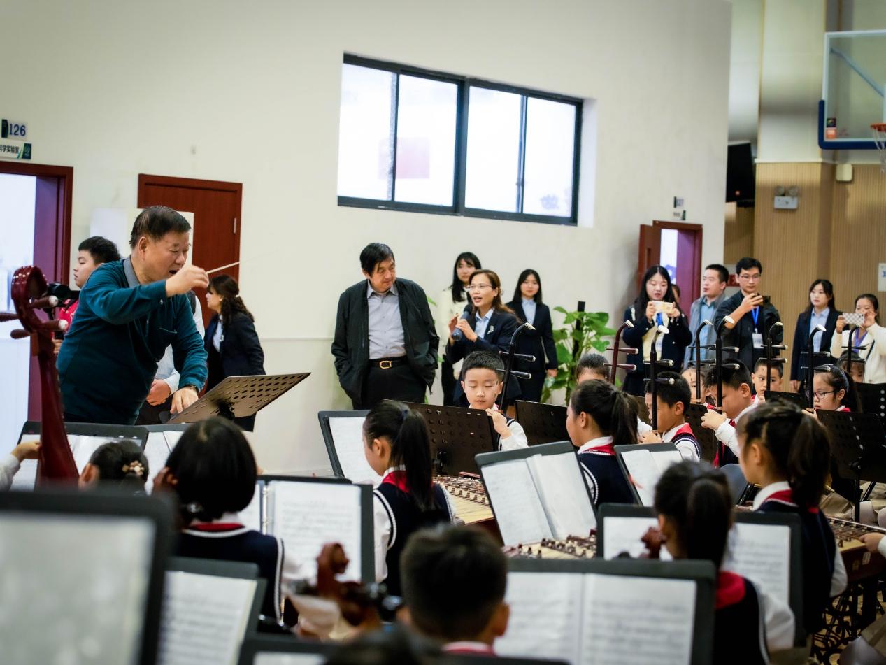 專家觀摩民樂團表演。新村致遠實驗小學供圖