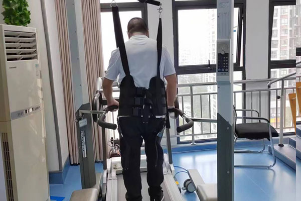 患者正在接受康復治療。石柱縣人民醫院供圖