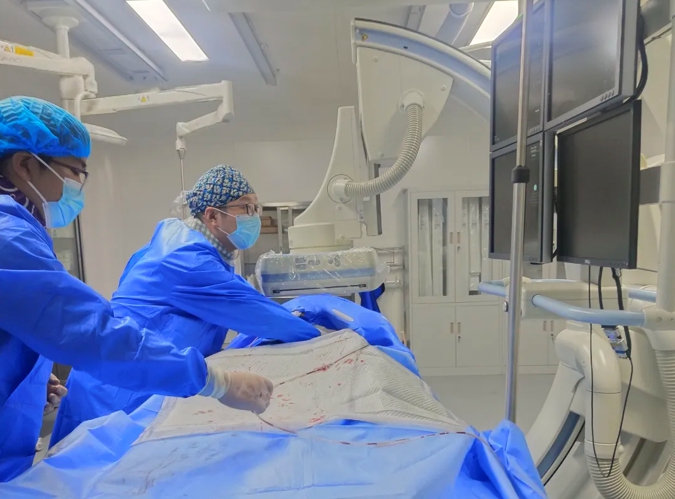 李煒團隊手術中。重慶西區醫院供圖