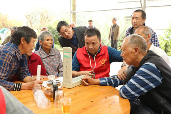 義診。江津區中醫院供圖