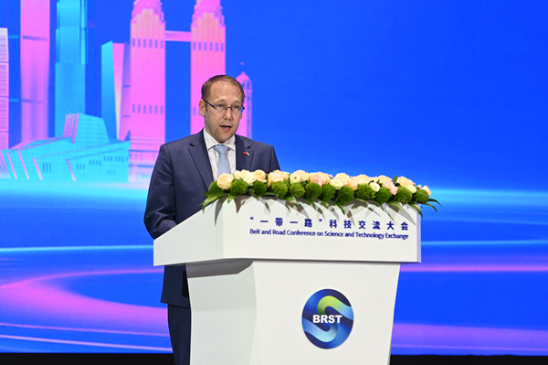 匈牙利駐華大使館科技參贊鮑洛安致辭。鄒樂攝