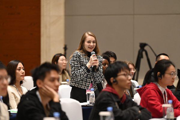 高校師生代表積極提問。鄒樂攝