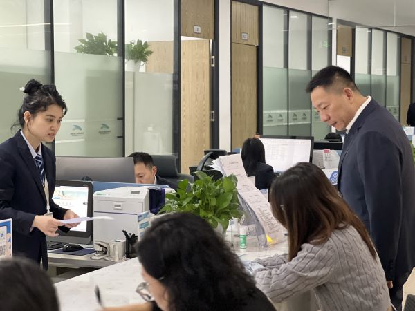 以辦事群眾“角色”檢視業務辦理。熊迪攝