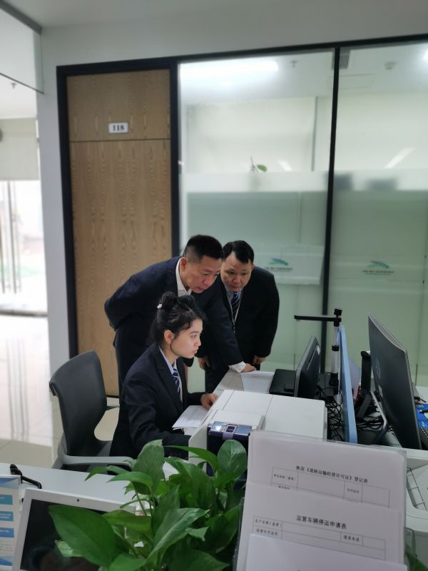 以工作人員身份查驗業務流程。熊迪攝