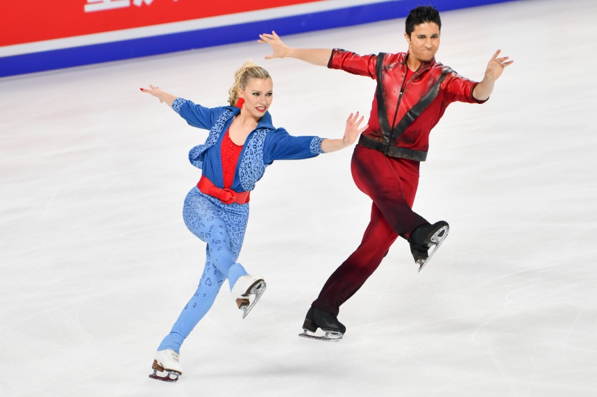 11月10日，加拿大組合瑪喬麗·拉茹瓦、扎卡里·拉加在比賽中。鄒樂攝