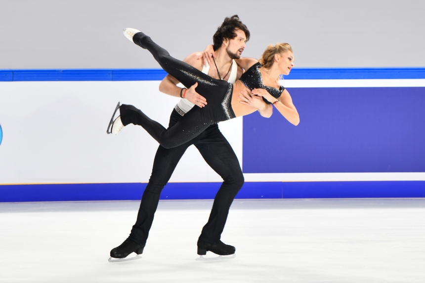 2023年中國杯世界花樣滑冰大獎賽冰舞韻律舞比賽現場。鄒樂攝