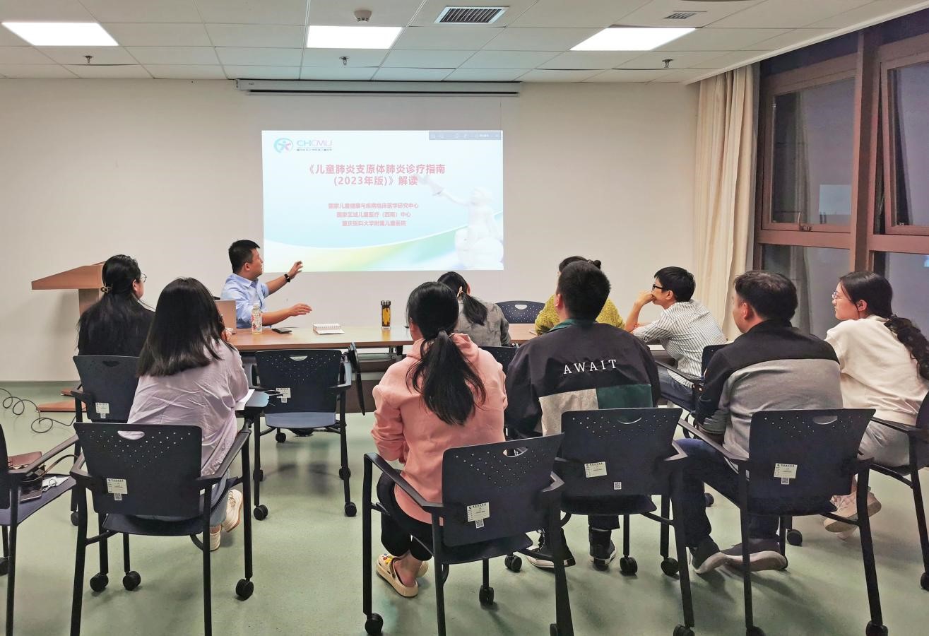 張興道召集醫護人員學習《兒童肺炎支原體肺炎診療指南（2023年版）》。重慶西區醫院供圖