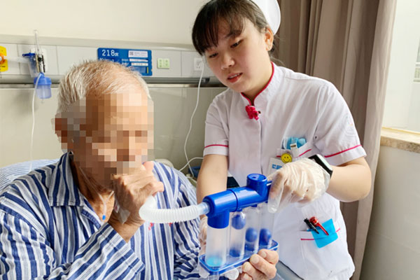 患者正在進行肺康復呼吸鍛煉。重慶醫科大學附屬第三醫院供圖