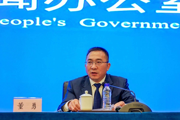 重慶市住房和城鄉建設委員會一級巡視員、新聞發言人董勇在新聞發布會上回答媒體提問。吳汪洋攝